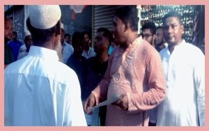 ডা. কে এম বাবর সাধারণ মানুষের সঙ্গে কুশল বিনিময়।